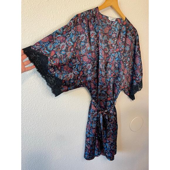 Fantasies by Morgan Taylor Black Floral W/ Lace Trim Short Robe One Size - Picture 4 of 13